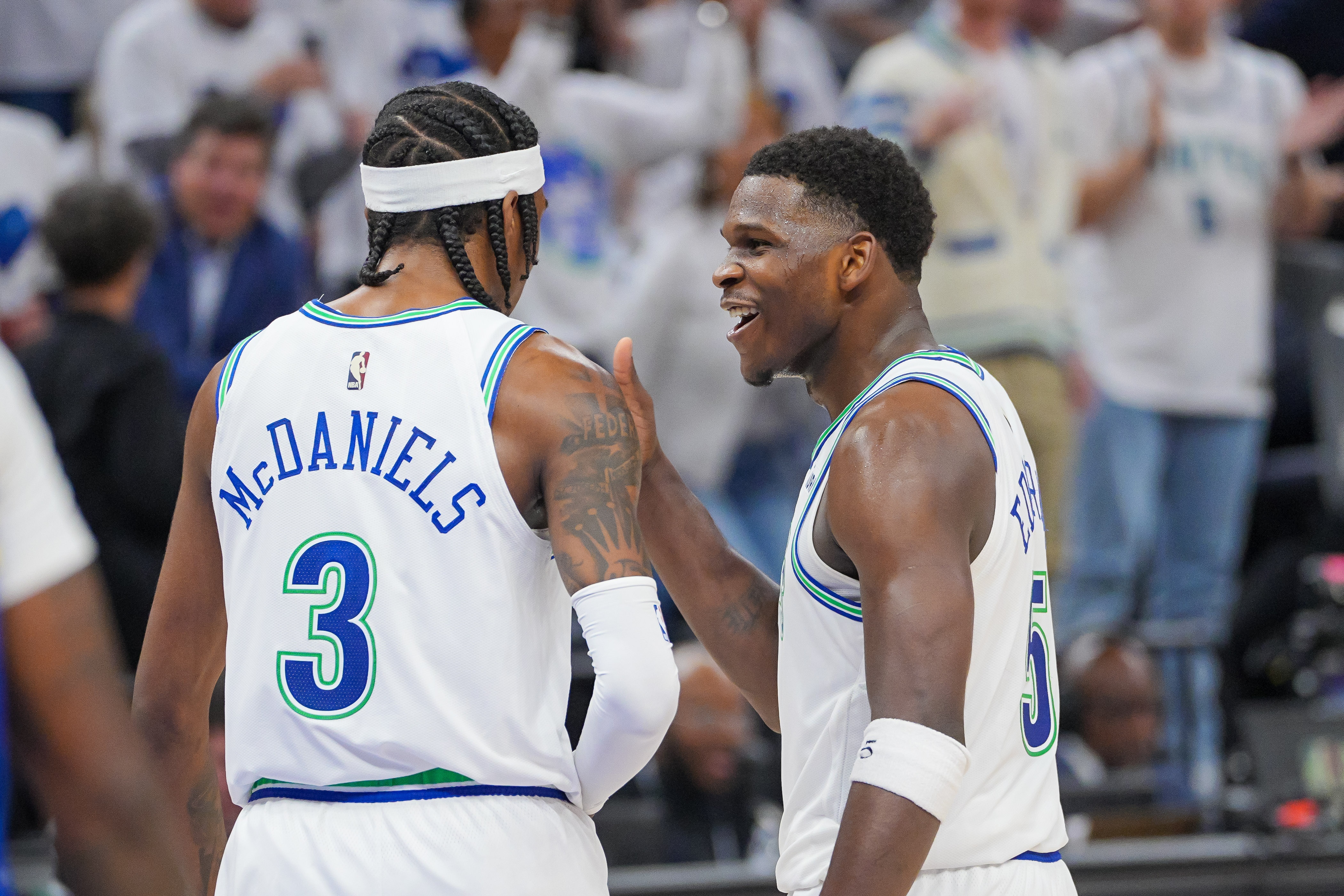 愛德華茲：杰登和里德都很安靜 我們仨性格完全不同但特別合得來