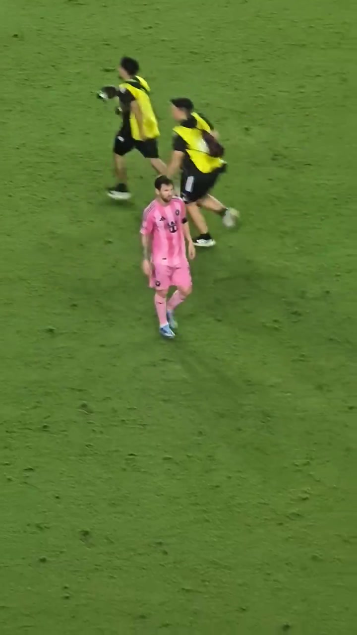 跟隊(duì)記者：輸球后梅西沒有與任何人打招呼，直接返回了更衣室