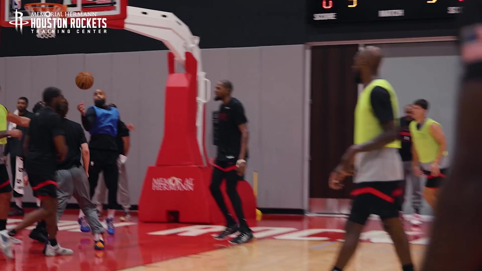 新賽季看你了？火箭訓(xùn)練：謝潑德單打杜蘭特 在其長臂干擾下拋進(jìn)