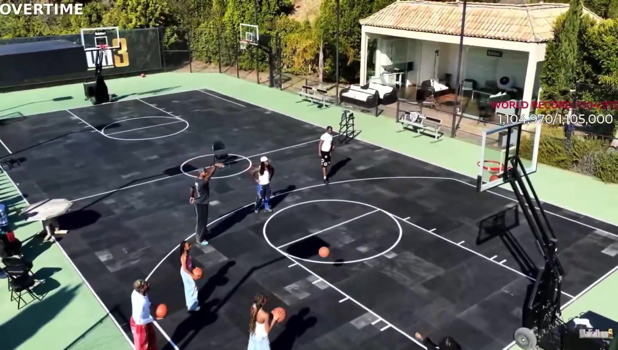 在網(wǎng)紅直播間投三分13僅中2 詹姆斯打趣：我覺(jué)得籃筐有點(diǎn)歪??