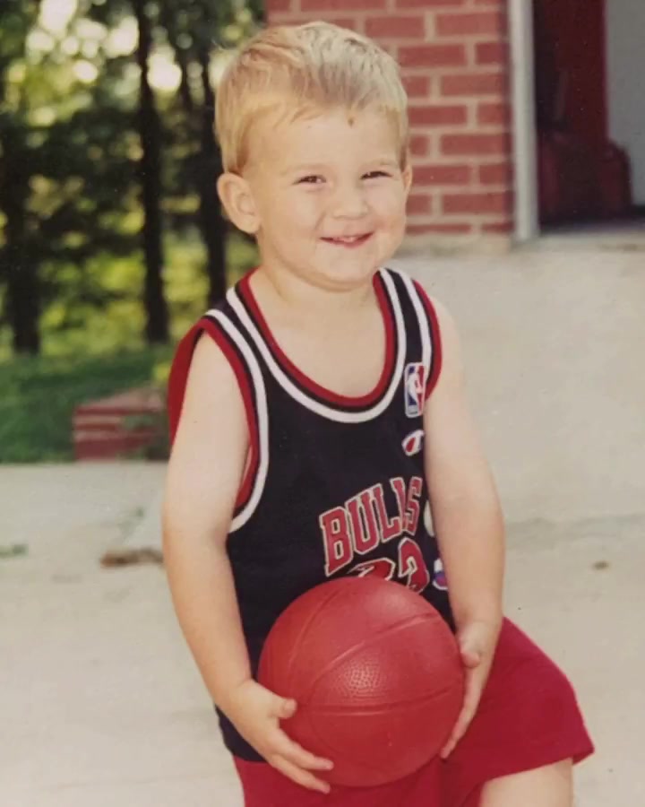 湖人全隊猜兒時照片 詹姆斯表示猜不中 東契奇一把猜中里夫斯