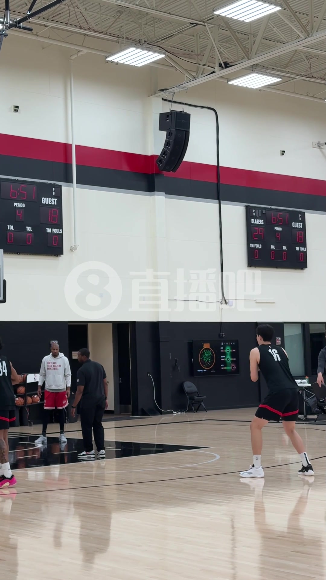 今天練三分球??小吧現(xiàn)場直擊楊瀚森訓練 與前青島外援里斯一組