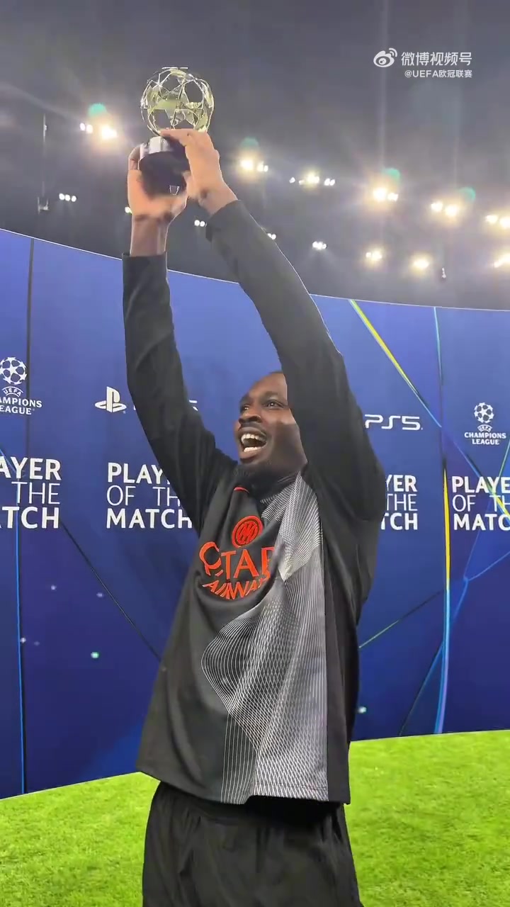 玩砸了??小圖拉姆把玩MVP獎杯，擺在頭頂雜耍不小心摔在地上