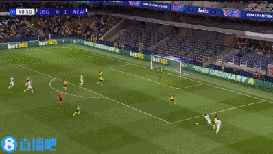 伊蘭加禁區(qū)內(nèi)被犯規(guī)倒地造點(diǎn)，戈登主罰點(diǎn)球破門