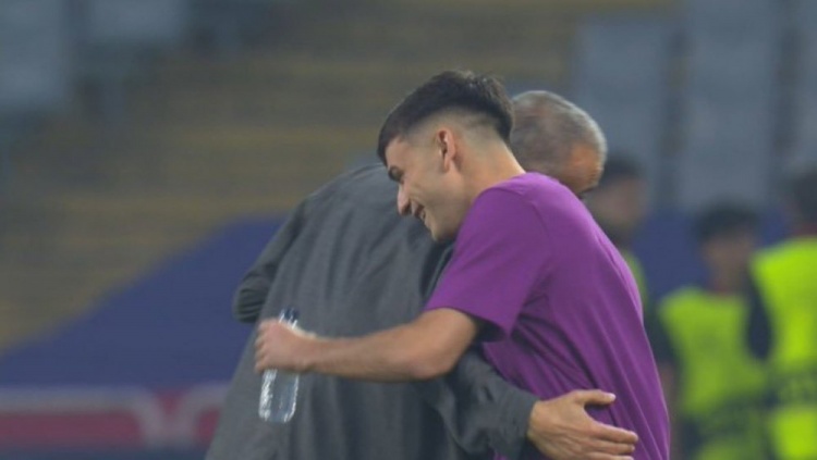 兵戎相見(jiàn)不影響師徒情深，恩里克和佩德里賽前擁抱致意