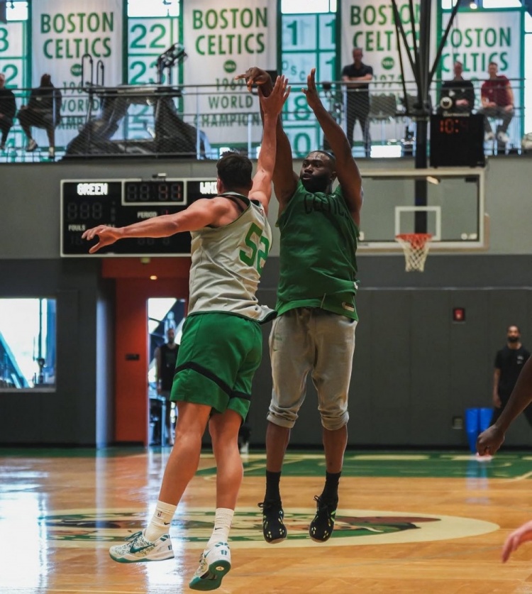 他太想打球了！綠軍自媒體曬圖：杰倫-布朗跳投 塔圖姆暗中觀察