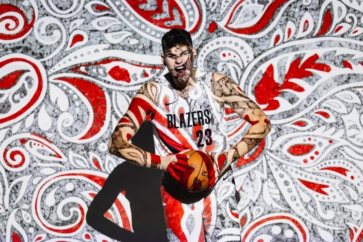 開拓者首發(fā)中鋒？克林根社媒曬顏色絢爛的定妝照：NBA第二年