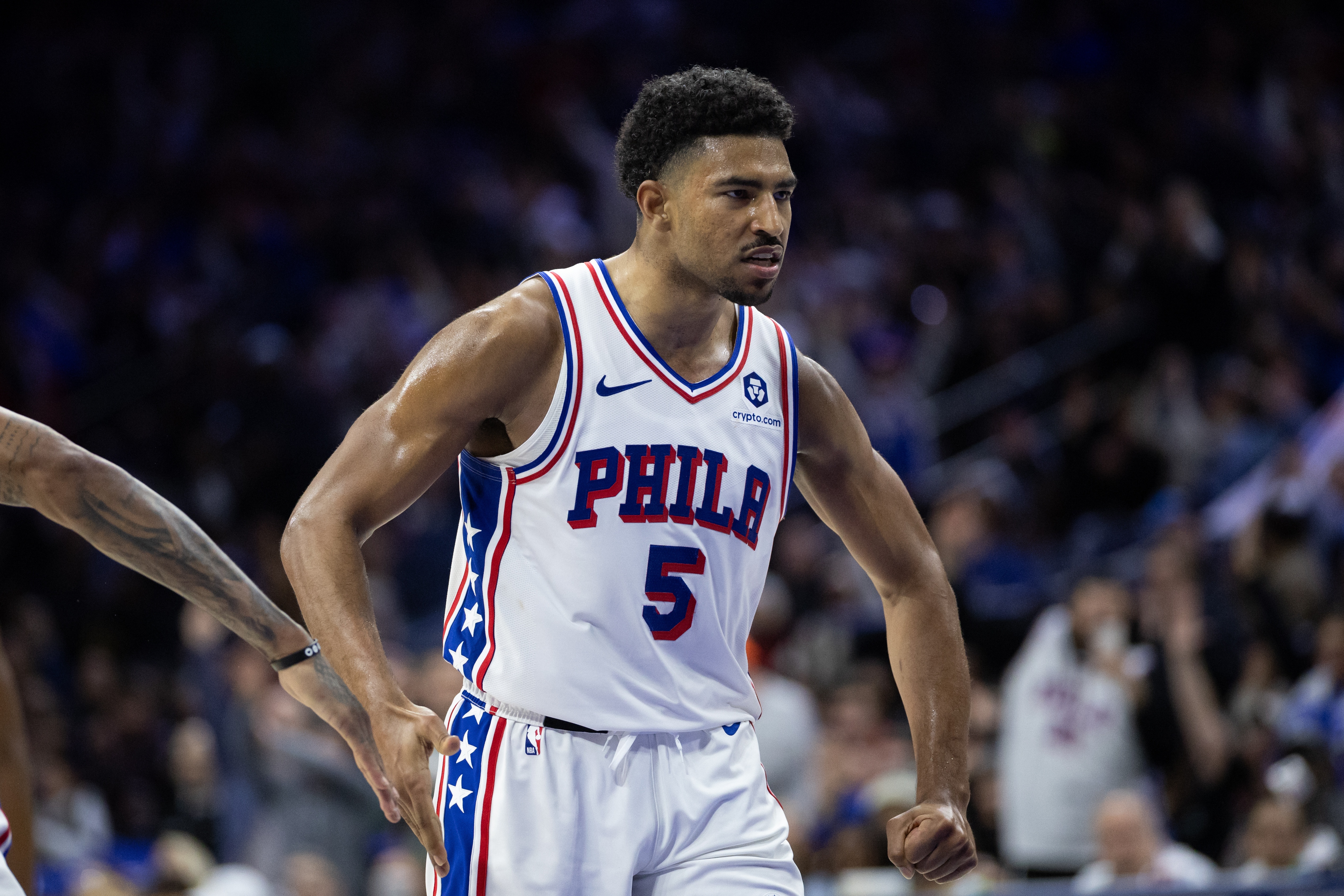 場均21.9分4.5助1.5斷+2.9記3分！76人格萊姆斯這水準為啥簽資質(zhì)?