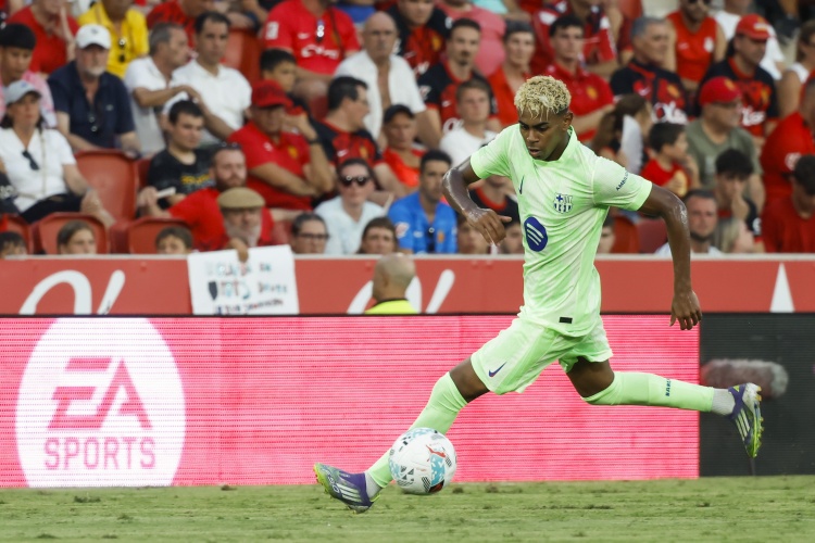 啞火！亞馬爾3次對(duì)陣巴黎0進(jìn)球，巴薩戰(zhàn)績(jī)1勝2負(fù)