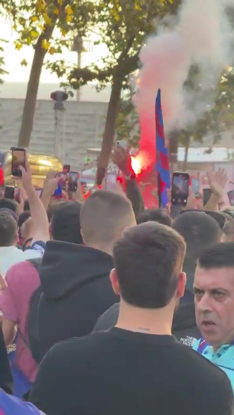 火藥味！巴薩球迷在球場(chǎng)外聚集，高喊辱罵巴黎的口號(hào)