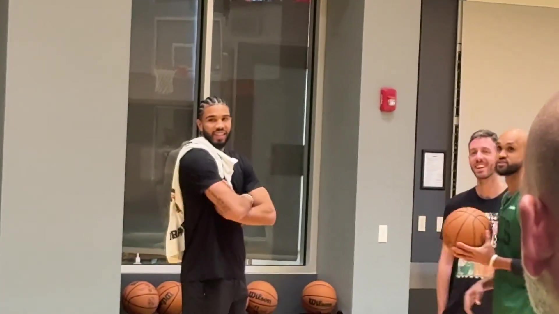 新發(fā)型亮眼！塔圖姆現(xiàn)身訓(xùn)練場(chǎng) 與懷特&新援安芬尼-西蒙斯聊天