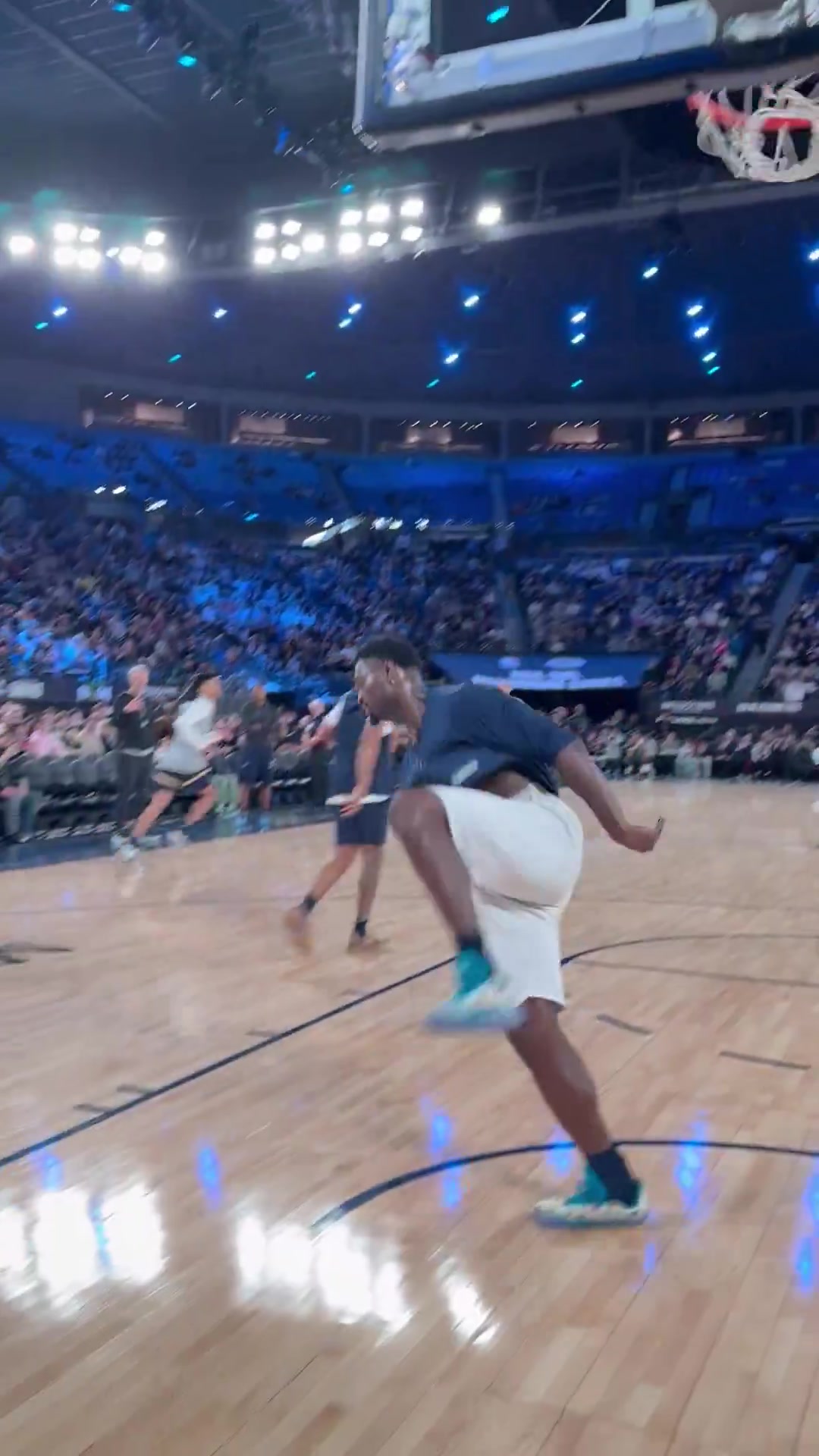 鵜鶘在澳大利亞訓(xùn)練備戰(zhàn)季前賽 錫安上演180度轉(zhuǎn)體單手炸扣??