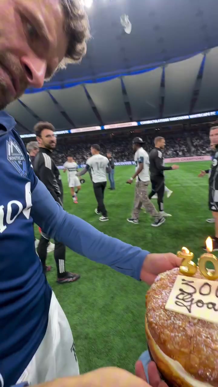 ??穆勒達成職業(yè)生涯300球里程碑，賽后獲贈紀念蛋糕