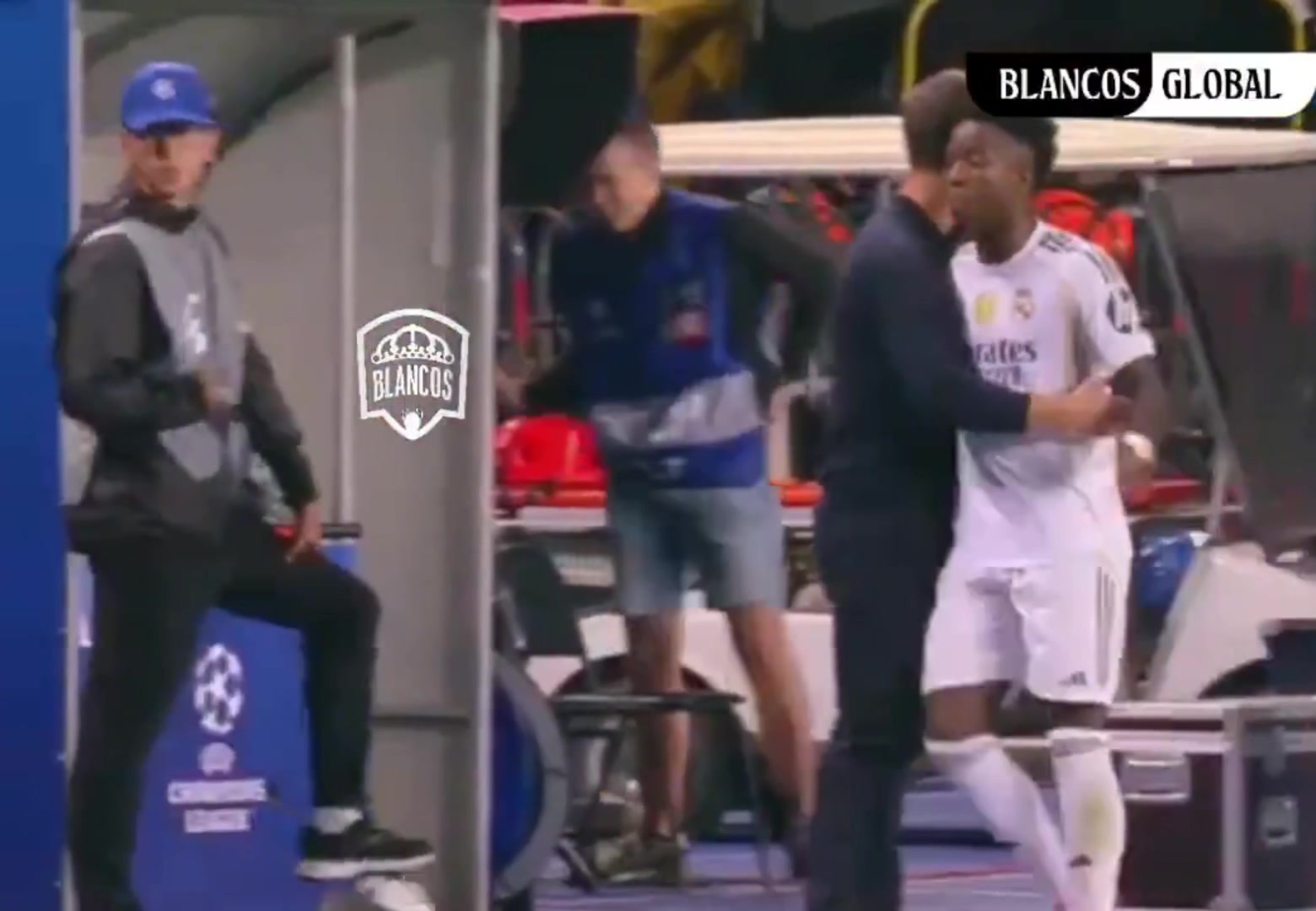 不滿馬斯坦托諾？維尼修斯被換下后一路喋喋不休，貝林厄姆一直勸