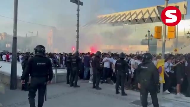 巴薩巴黎大戰(zhàn)一觸即發(fā)！大批巴黎球迷在球場(chǎng)前聚集并呼喊口號(hào)