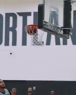 太硬了！開拓者官推爆贊 楊瀚森轉身突破強硬上籃！