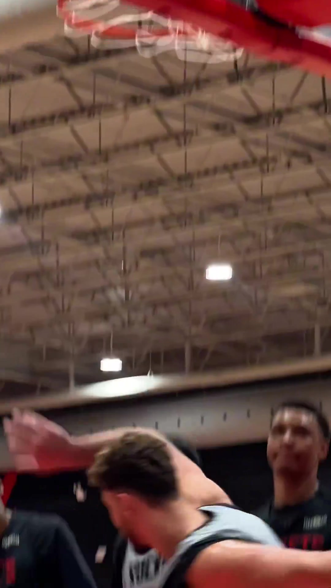 哈哈！申京隔扣&顏射亞當(dāng)斯后被后者鎖喉 社媒曬照挑釁：就隔扣你